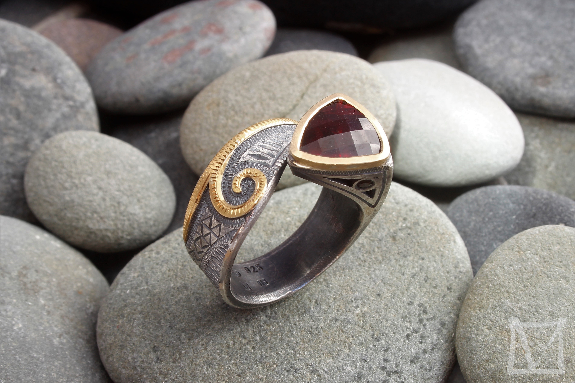ring , engraved kuem-boo, sterling silver, 22ct gold, garnet